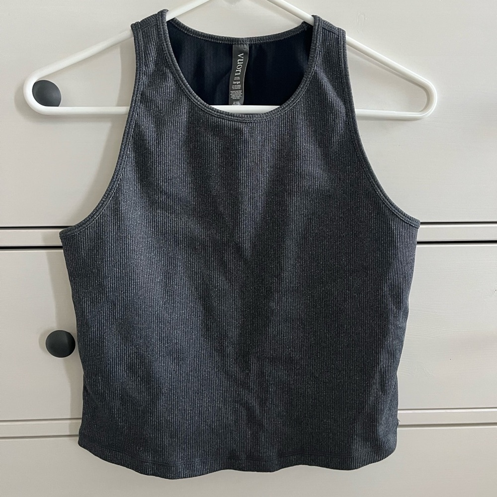 NWOT Vuori Dark Gray Fitted Crop-L